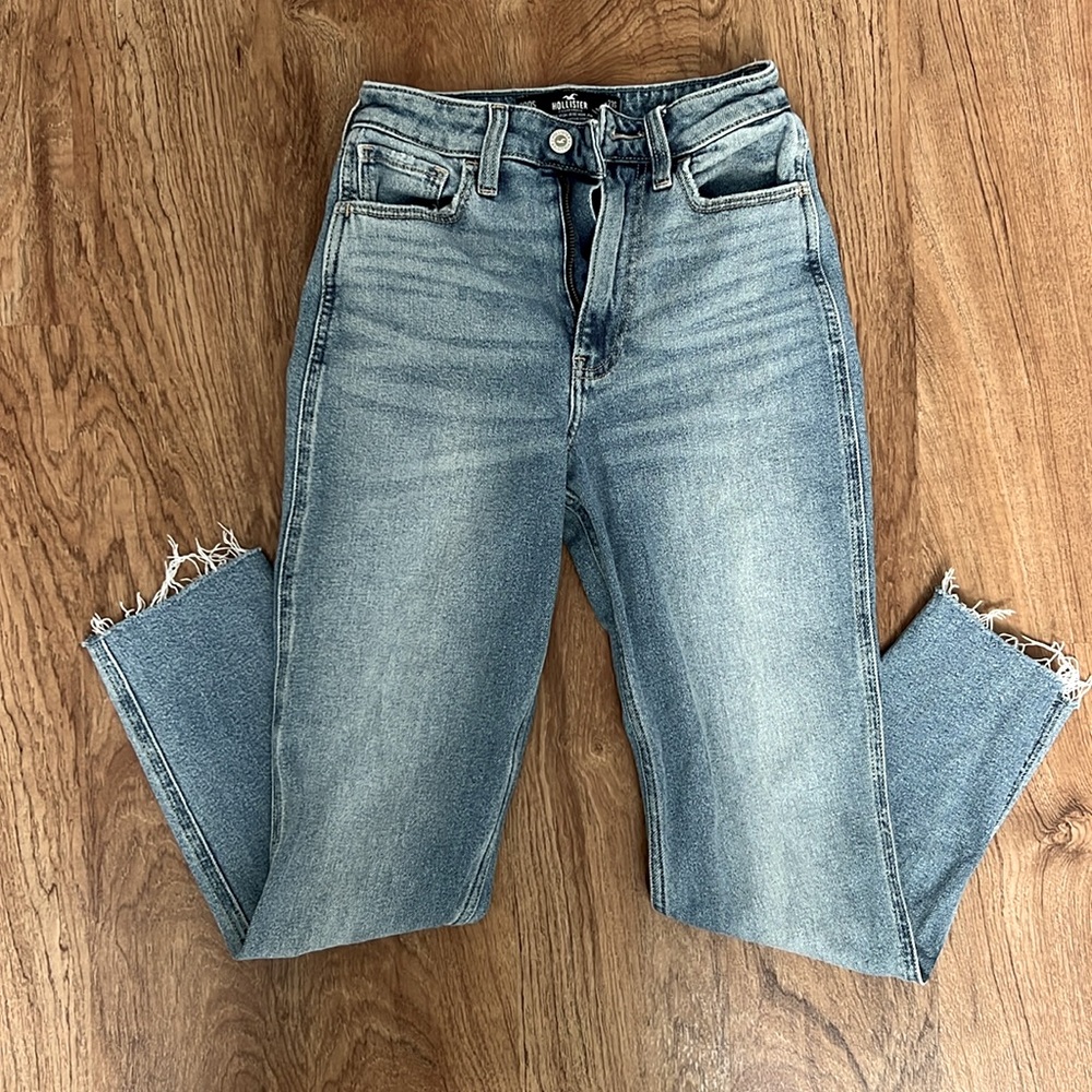 Hollister Ultra high rise mom jean size 000S